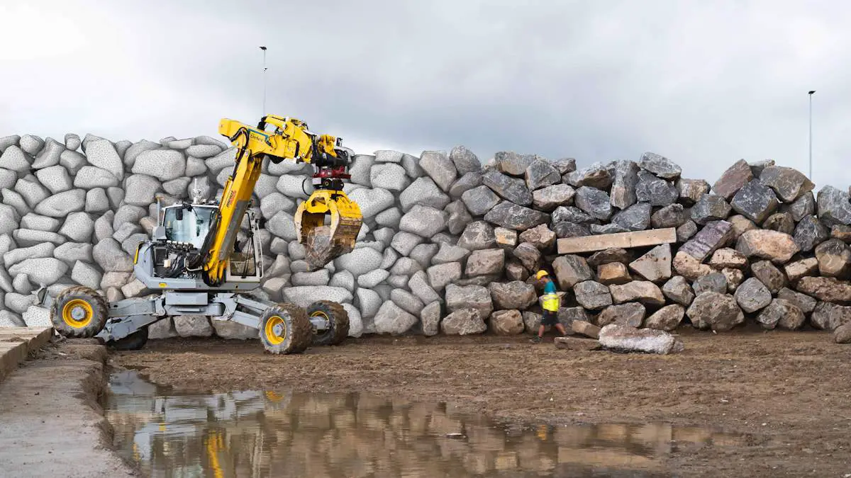 Des murs en pierre sèche de 6 mètres de haut construits par une machine