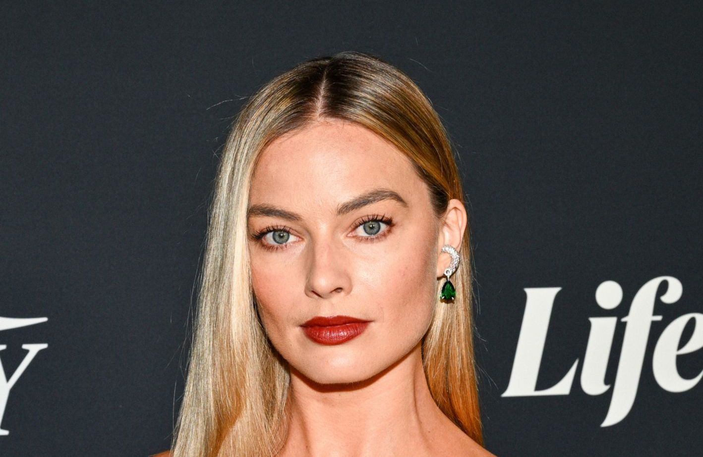 Margot Robbie Proves This Summer Manicure Can Be Worn All Year Round - Elle