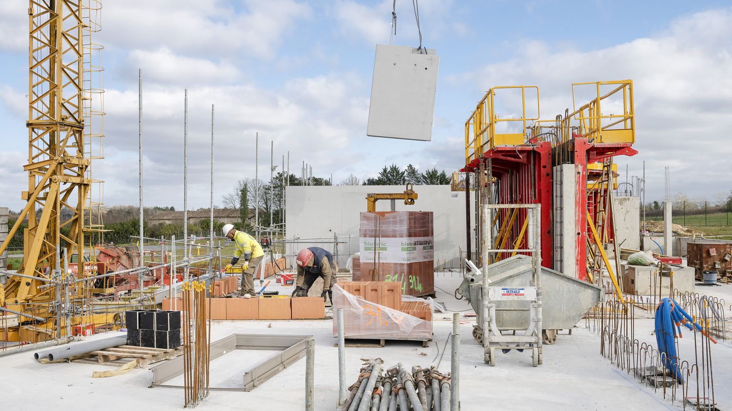 The number of building permits in France continues to fall