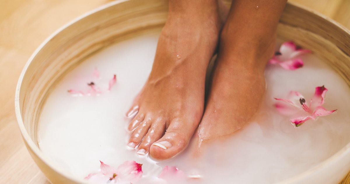 Vinegar foot bath: a tip you need to know for soft feet